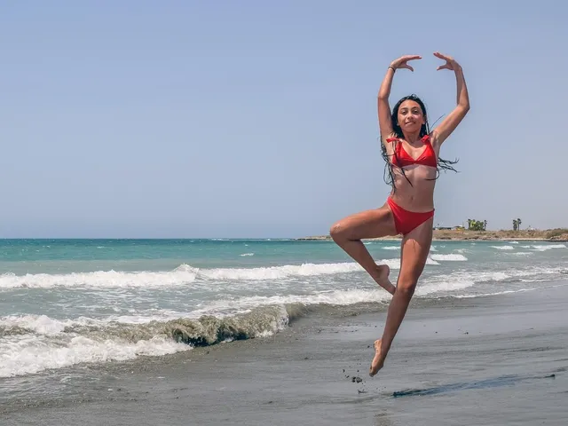 Michelle Hunziker sexy, che fisico al mare in bikini a 43 anni: le foto