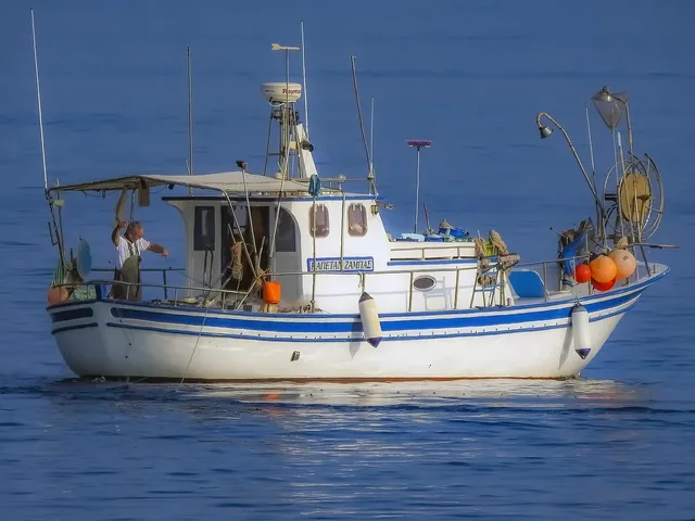 Peschereccio si ribalta ad Anzio, si teme per i pescatori