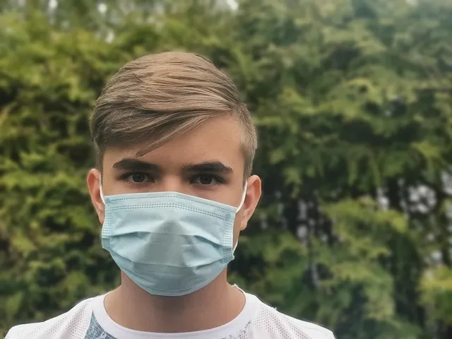 Scuola, per le Regioni è impossibile far tenere le mascherine ai ragazzi in classe