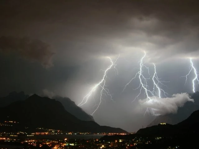 Allerta meteo Campania, si temono danni: chiusi i parchi pubblici a Napoli