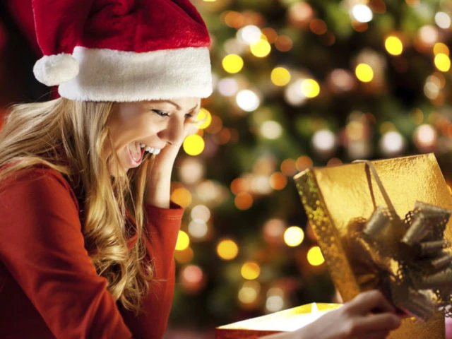 Natale, cinque idee regalo per mogli e fidanzate