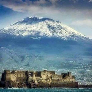 A Napoli il Vesuvio innevato da spettacolo. Le immagini dall’alto
