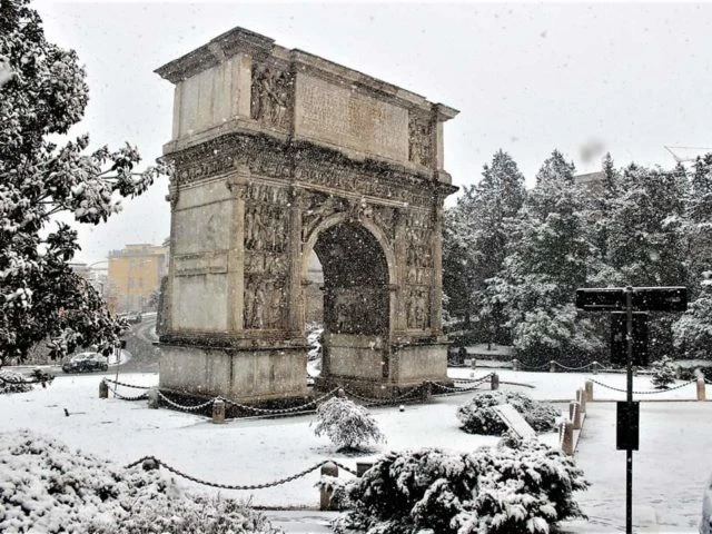 La meraviglia dell’Arco di Traiano innevato a Benevento. Guarda il video