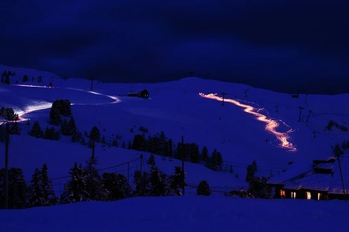 Neve sulle piste di Ovindoli, il video della spettacolare fiaccolata degli sciatori