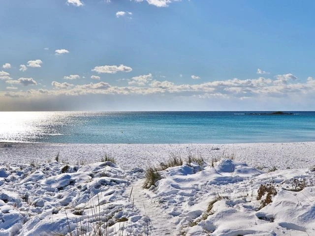 Spettacolo in Salento, spiagge e trulli innevati. Guarda le immagini e i video