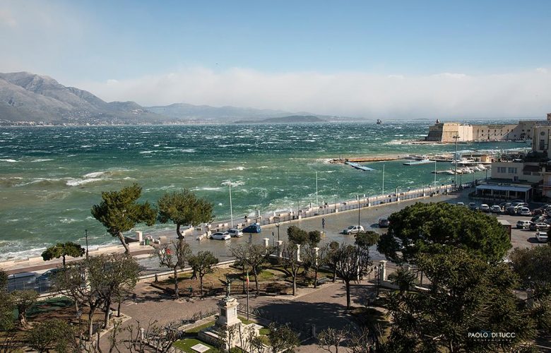 Maltempo, incredibile a Gaeta: il mare invade la città. Il video e le foto