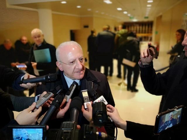 De Luca impone il tampone obbligatorio a chi rientra dall'estero