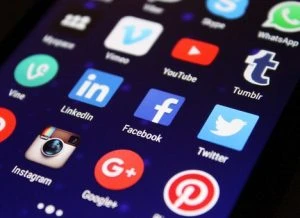 Usi Facebook durante il lavoro? Per la Cassazione rischi il licenziamento