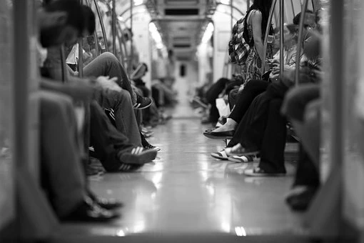 “Viaggiando sopra ed oltre i binari”, le riflessioni che se sei un pendolare non puoi non leggere