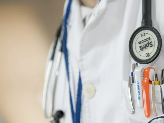 Bambino morto a Modica, il medico sotto shock per i lividi che ha visto
