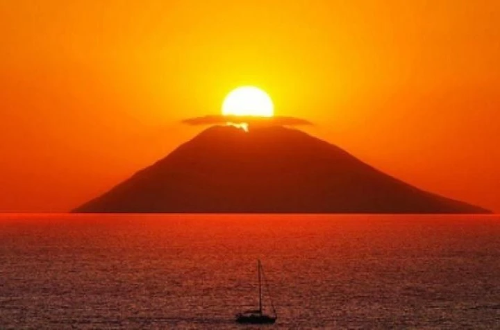Il vulcano che ingoia il sole: il tramonto magico dello Stromboli candidato per l’Unesco