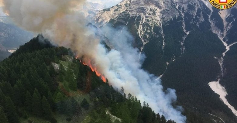 Bruciano le Dolomiti, grave incendio sopra Cortina: esplosi due ordigni bellici