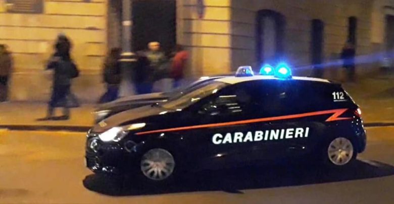 Fermo, carabiniere accoltellato alle spalle da un uomo ubriaco