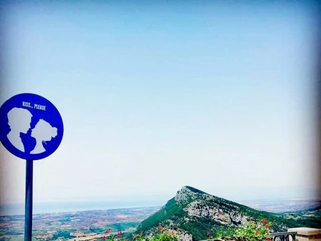 Obbligo di baciarsi: il meraviglioso cartello del Belvedere di Trentinara, in Cilento
