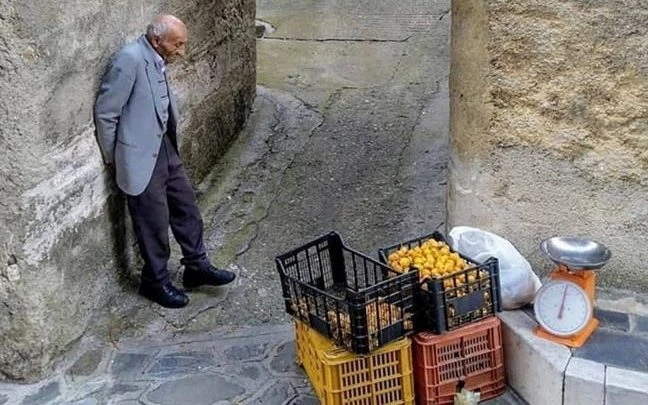 Calabria, l’uomo che vende le nespole per strada commuove i social, la foto della dignità del Sud