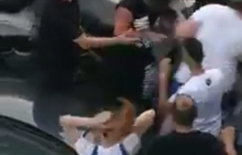 Il video shock a Napoli, calci in faccia e pugni di un uomo a una donna in strada
