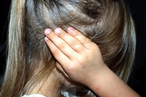 Orrore nell’appartamento, padre abusa della figlia con l’avallo della madre