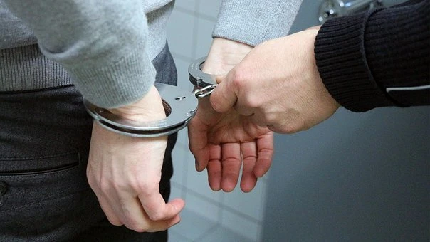 Autorizzazioni in cambio di assunzioni, arrestato sindaco nel casertano
