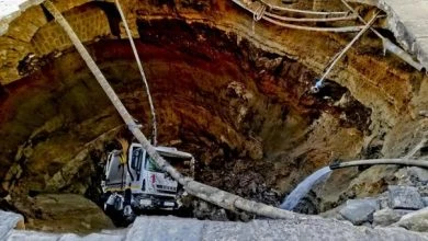Incredibile a Casoria, camion sprofonda in una voragine nel centro cittadino