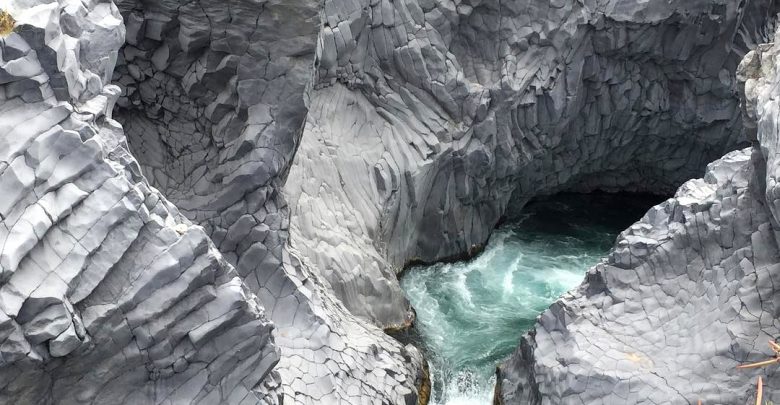 La meraviglia delle Gole di Alcantara, il Canyon d’Italia nato dalla lava dell’Etna