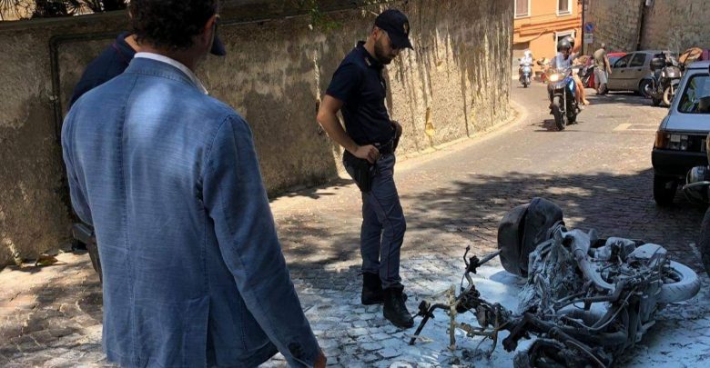 Napoli, grave atto intimidatorio al consigliere regionale Borrelli – il video