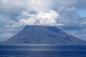 Stromboli e il pericolo tsunami: “ne ha già provocato decine epoca storica”, parla l’esperto