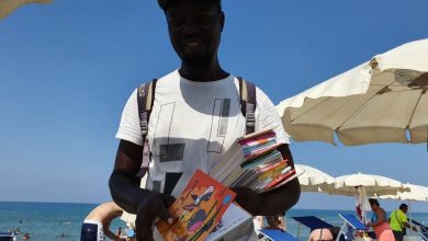 Mamadou, l’ambulante che vende fiabe africane per bambini sulle spiagge campane