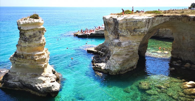 Come e perché devi visitare i Faraglioni di Sant’Andrea, una meraviglia assoluta