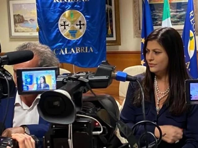 Calabria, Santelli: notizia ritiro ordinanza è Fake news, ma Conte ammonisce