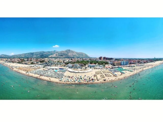 Superata l'emergenza Palazzi Cirio: a Mondragone tornano le spiagge piene