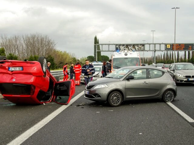 Auto si ribalta a Vitulazio, nel casertano: ragazza miracolosamente illesa