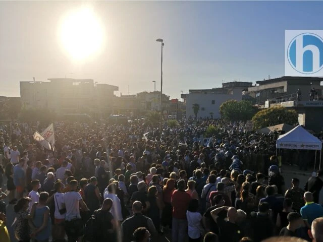 Assurdo Salvini a Mondragone: scontri, folla e maxi assembramenti – video