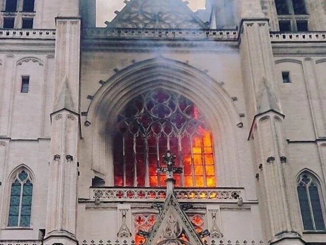 Violento incendio nella Cattedrale di Nantes: distrutto l’organo, le foto