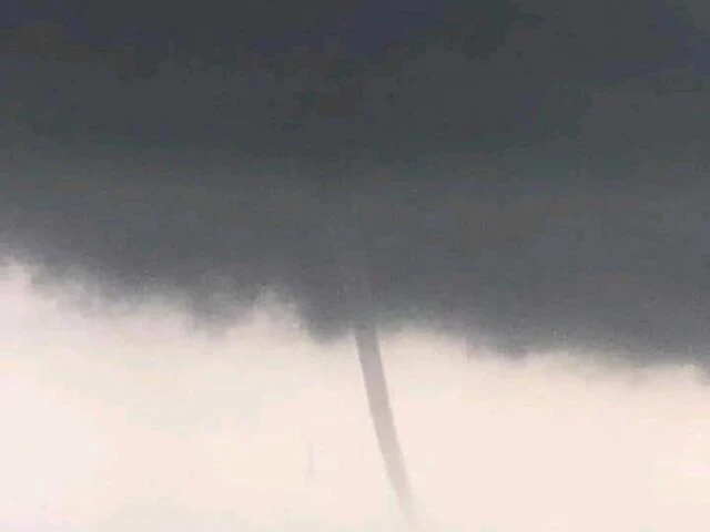Tromba d’aria a Sperlonga travolge sdraio e lettini: immagini e video