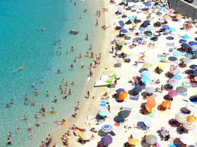 Mascherina in spiaggia? il virologo: non c'è bisogno ma attenzione