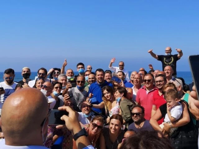 Salvini a Mondragone, assembramenti e poche mascherine: il video