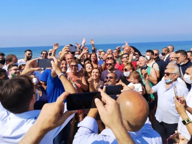 Salvini a Mondragone, assembramenti e poche mascherine: il video