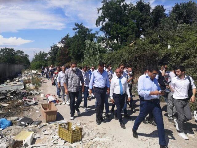 Salvini al campo rom di Giugliano nel degrado assoluto: foto e video