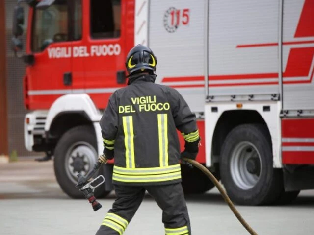 Roma, pericoloso incendio a Spinaceto minaccia le abitazioni