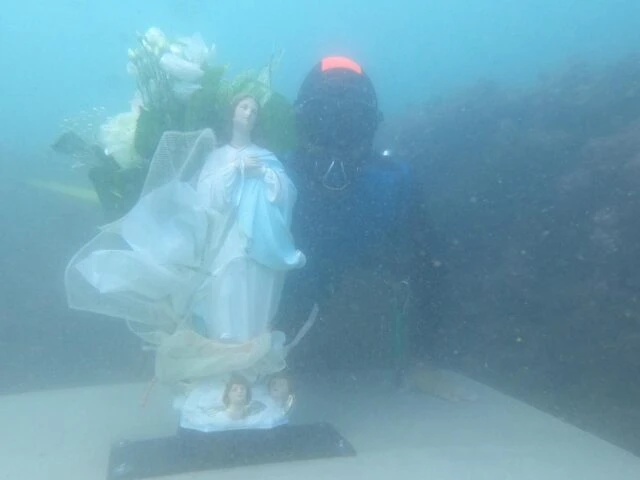 La Madonna in fondo al mare contro il Covid a Mondragone: le immagini spettacolari