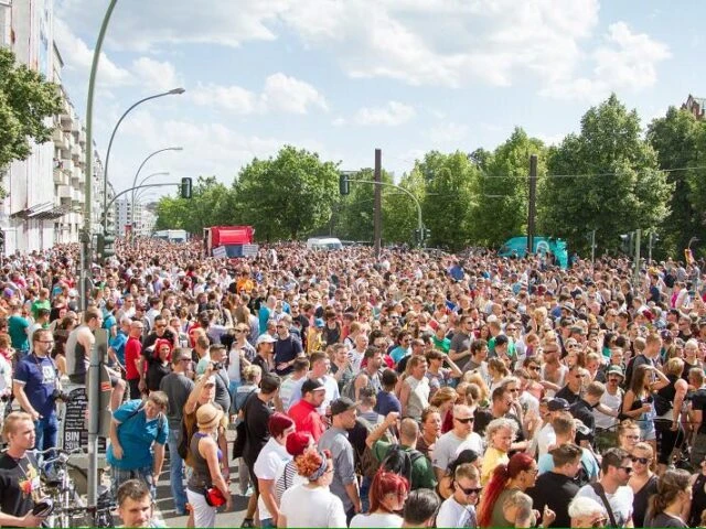 "Il Covid non è così grave": 20 mila negazionisti protestano a Berlino