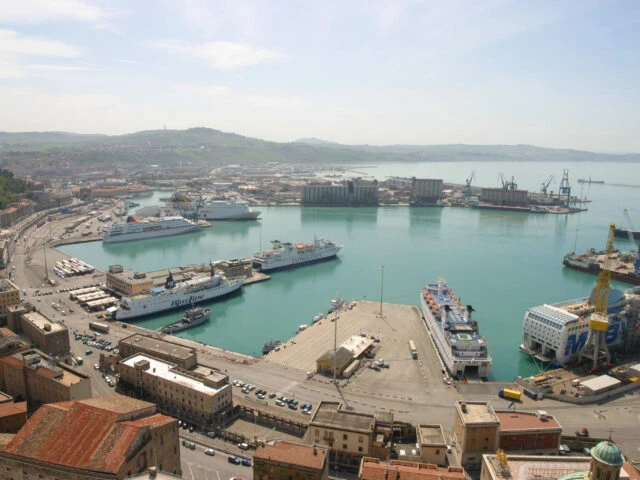 Incendio nel porto di Ancona